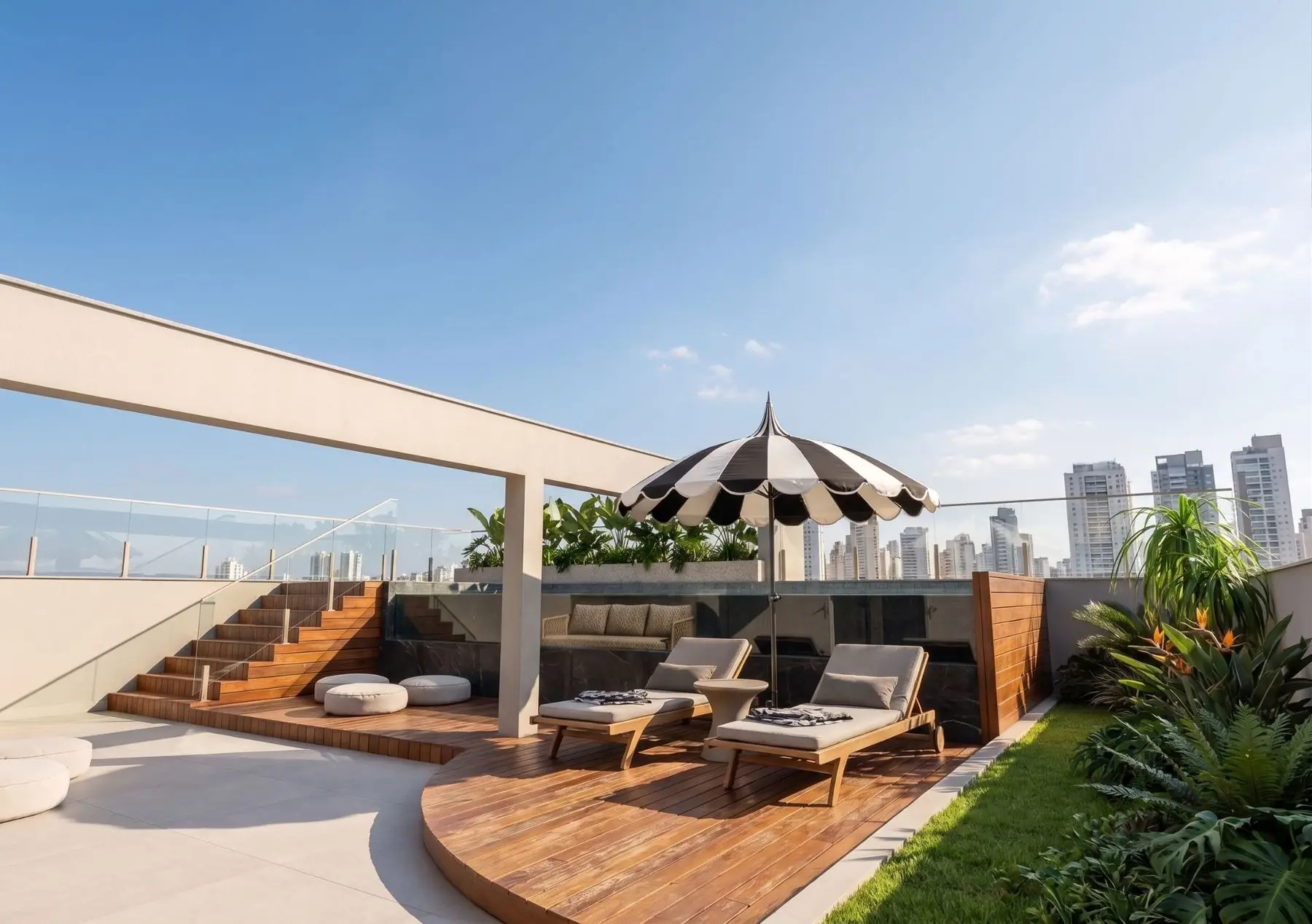 Rooftop com deck, espreguiçadeiras e vista da cidade